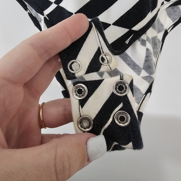 (Forever) Twenty One Black and White Bodysuit Medium Size Bought at Forever 21 - Picture 6 of 6